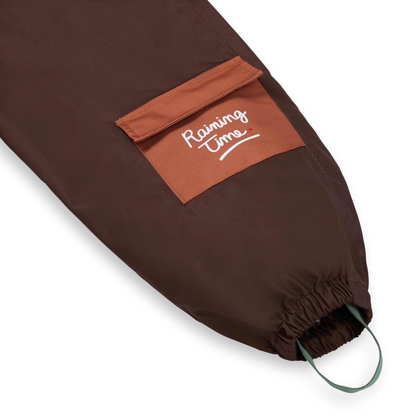 Calças impermeáveis com alças Peanut para criança – detalhe do bolso e elástico na bainha