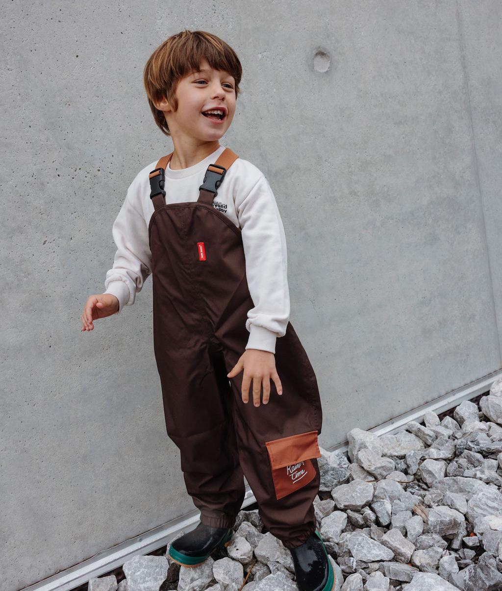 Calças impermeáveis Peanut usadas por um menino - vista de 3/4 - foto lifestyle – Hello Hossy