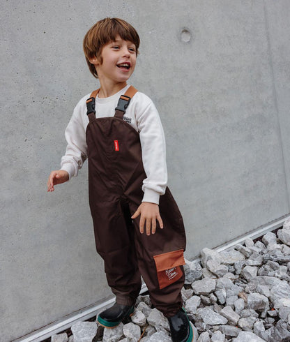 Calças impermeáveis Peanut usadas por um menino - vista de 3/4 - foto lifestyle – Hello Hossy