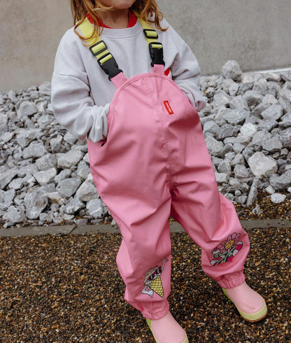 Menina a usar calças impermeáveis com alças Pitaya – foto lifestyle – Hello Hossy