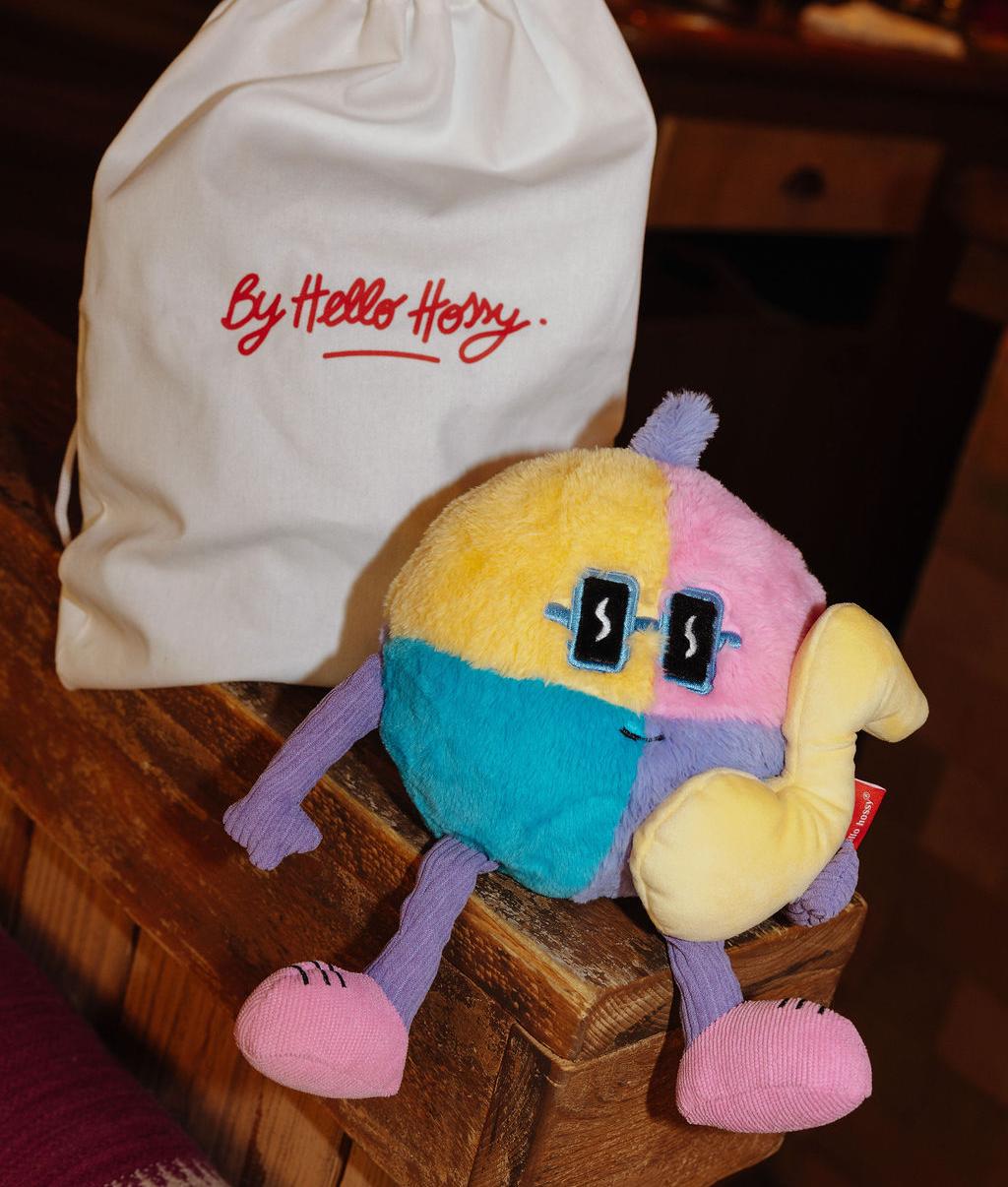 Peluche infantil Disco Pop pousada ao lado da sua bolsa reutilizável - foto de ambiente - Hello Hossy