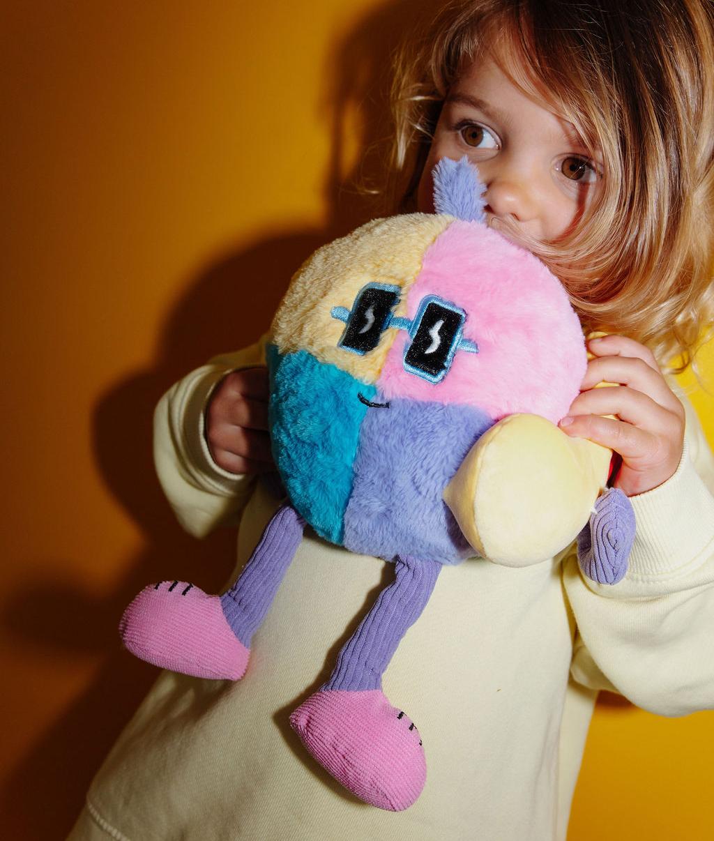 Menina de pé a segurar a Peluche original Disco Pop - vista 3/4 - Hello Hossy