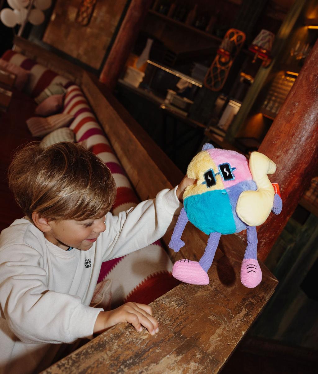 Criança a brincar com a Peluche original Disco Pop - foto lifestyle - Hello Hossy