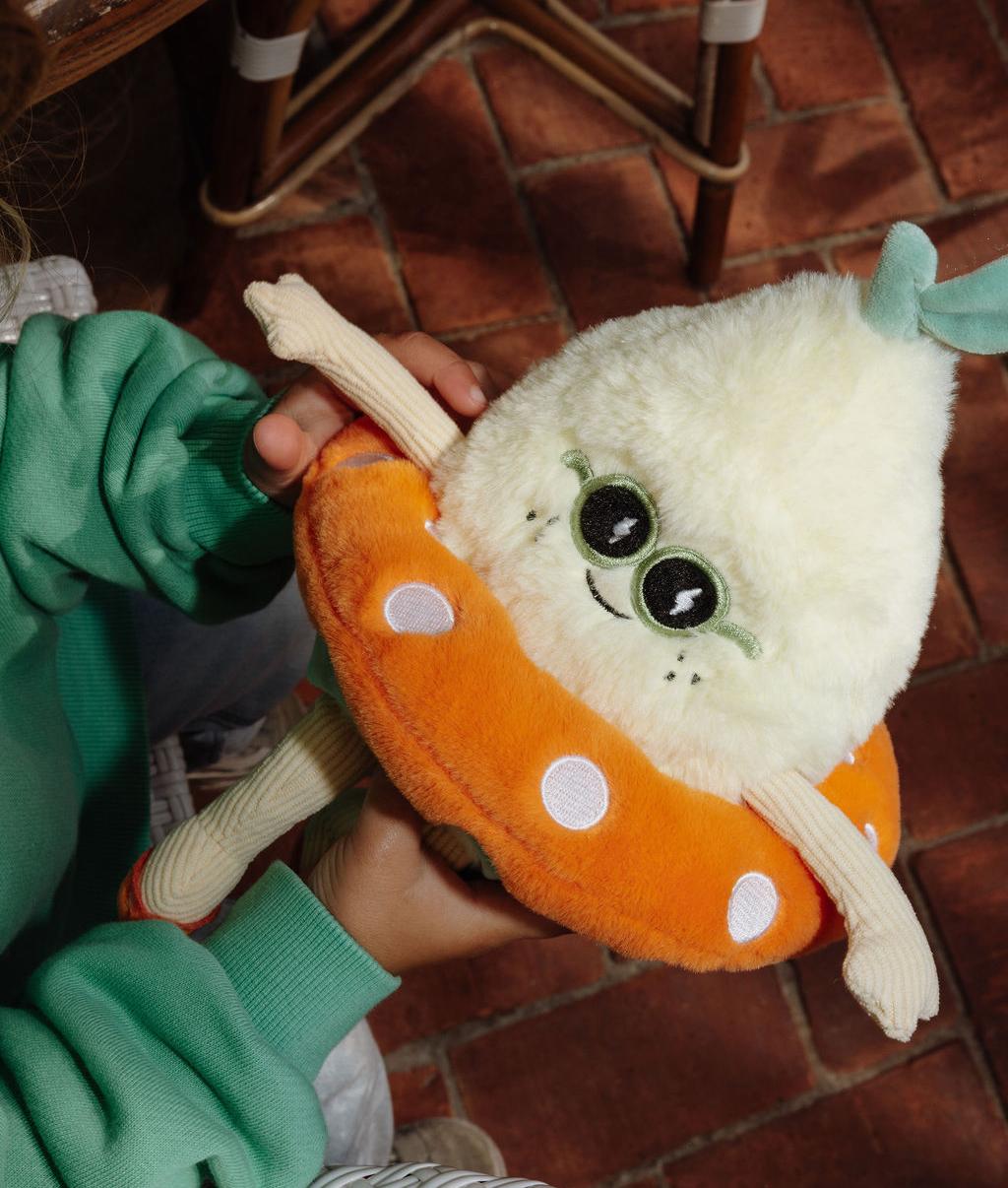 Peluche macio em forma de limão com boia, Lemon Splash segurado por uma criança – vista de cima – Hello Hossy