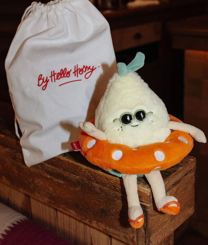 Peluche em forma de limão Lemon Splash pousada ao lado da sua bolsa reutilizável - foto de ambiente - Hello Hossy