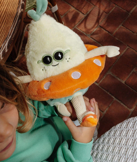 Criança com a Peluche original em forma de limão com boia às bolinhas Lemon Splash - foto lifestyle - Hello Hossy