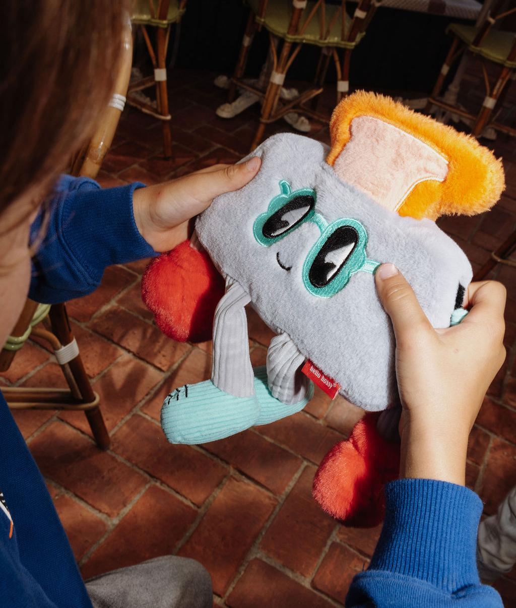 Peluche macia com luvas de boxe Punchy Toast, segurada por uma criança – vista de cima – Hello Hossy
