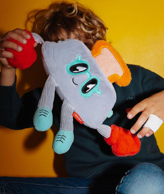 Criança sentada com a Peluche em forma de torradeira com luvas de boxe Punchy Toast nas mãos - foto lifestyle - Hello Hossy