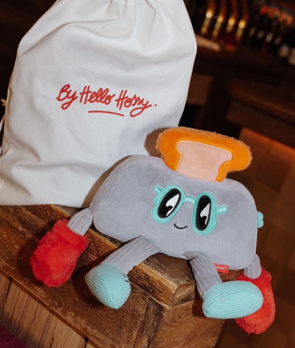 Peluche infantil Punchy Toast pousada ao lado da sua bolsa reutilizável - foto de ambiente - Hello Hossy