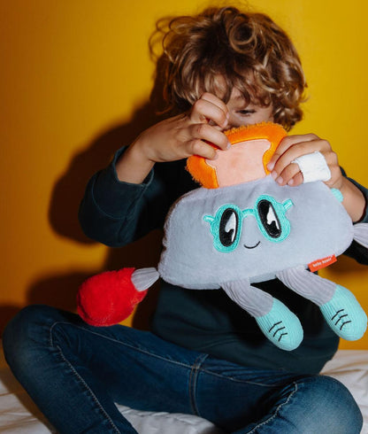 Criança a brincar com a Peluche original Punchy Toast - foto lifestyle - Hello Hossy