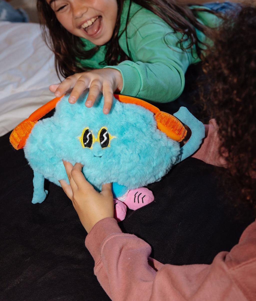 Duas meninas a brincar com a Peluche em forma de nuvem Rock N Cloud numa cama - foto lifestyle - Hello Hossy