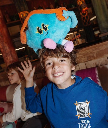 Criança com a Peluche em forma de nuvem Rock N Cloud pousada na cabeça - foto lifestyle - Hello Hossy