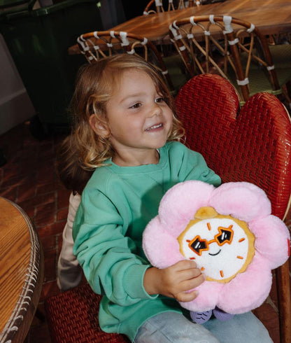 Menina sentada a segurar a Peluche original Tic Tac Bloom - vista de 3/4 - Hello Hossy
