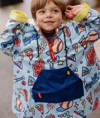 Poncho de chuva infantil azul-claro com padrão baseball, bolso frontal azul Hello Hossy