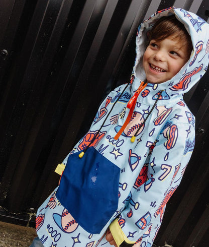 Poncho de chuva infantil azul com estampado de desporto, bolso grande e capuz Hello Hossy