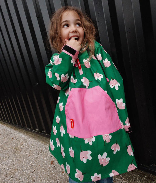 Poncho de chuva infantil verde estampado com flores, bolso rosa Hello Hossy