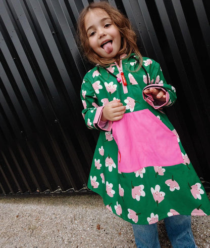 Poncho infantil verde com motivo de flores, bolso rosa e capuz Hello Hossy