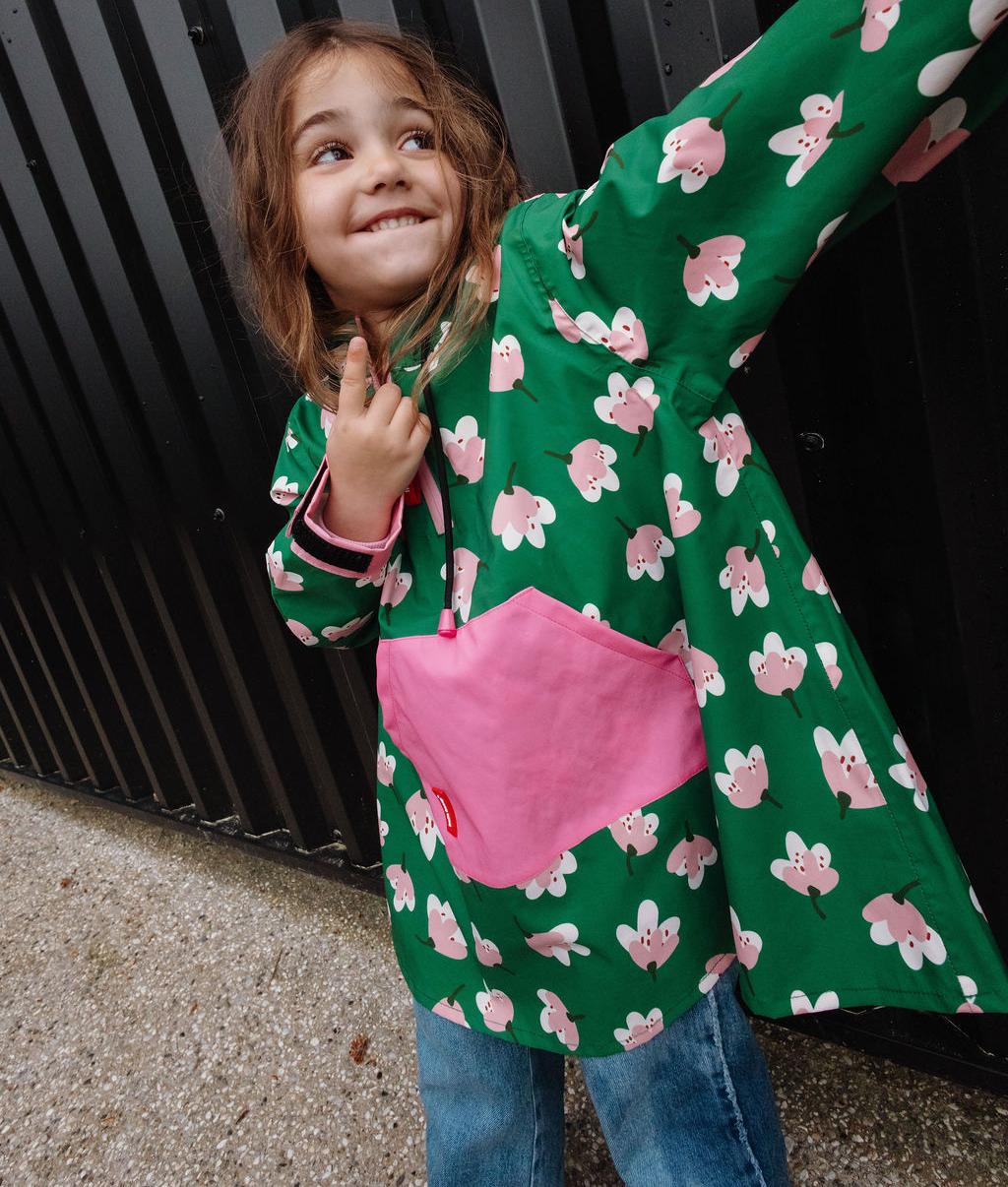 Poncho de chuva infantil verde com padrão de flores e bolso canguru rosa Hello Hossy