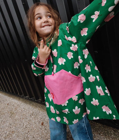 Poncho de chuva infantil verde com padrão de flores e bolso canguru rosa Hello Hossy