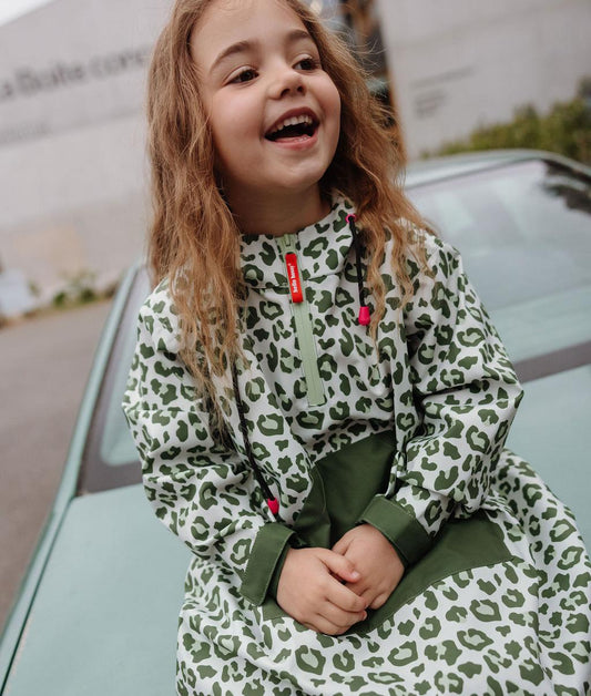 Poncho de chuva infantil verde com padrão leopard, capuz e detalhes rosa Hello Hossy