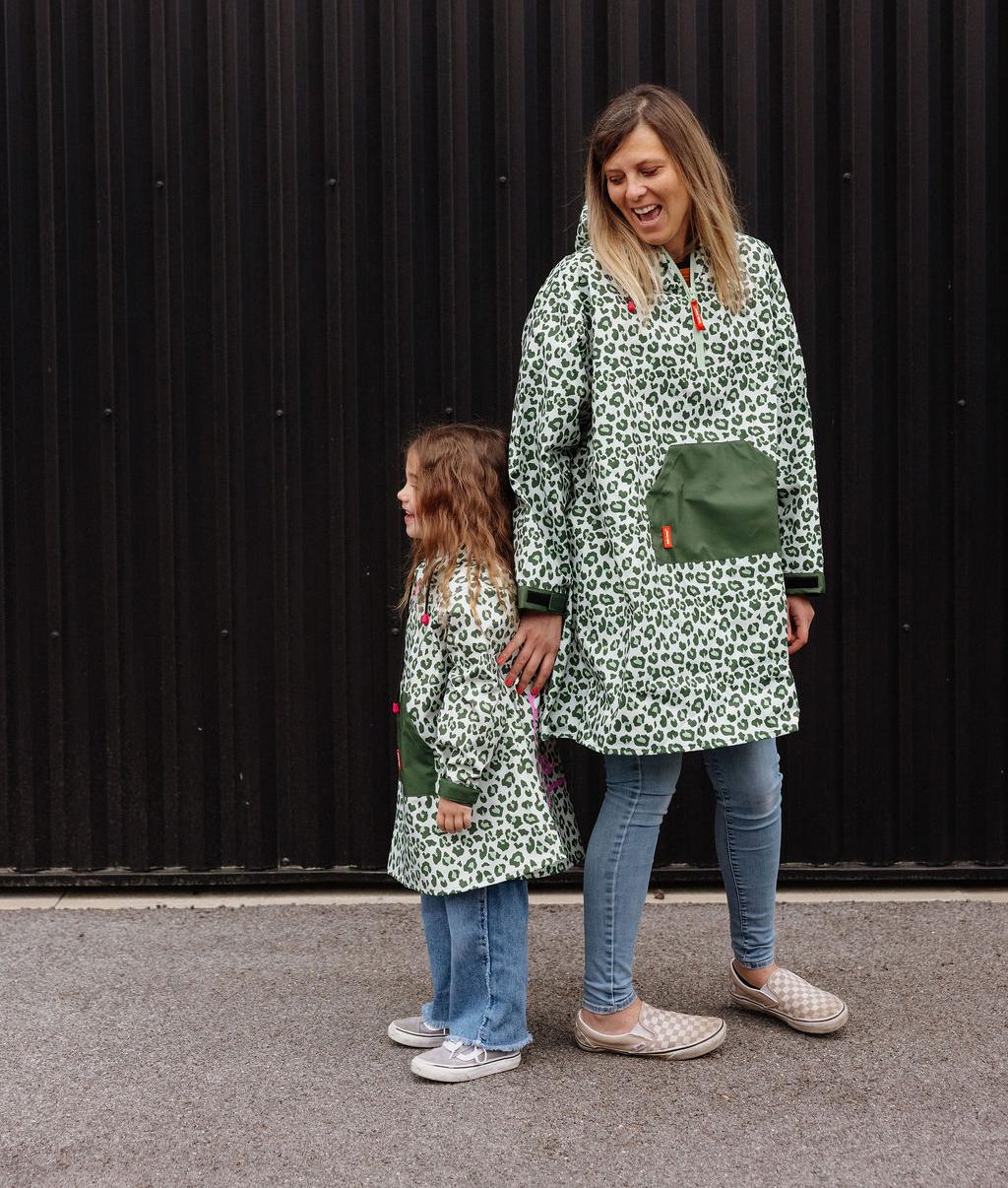 Poncho de chuva infantil verde com padrão leopard e bolsos contrastantes Hello Hossy