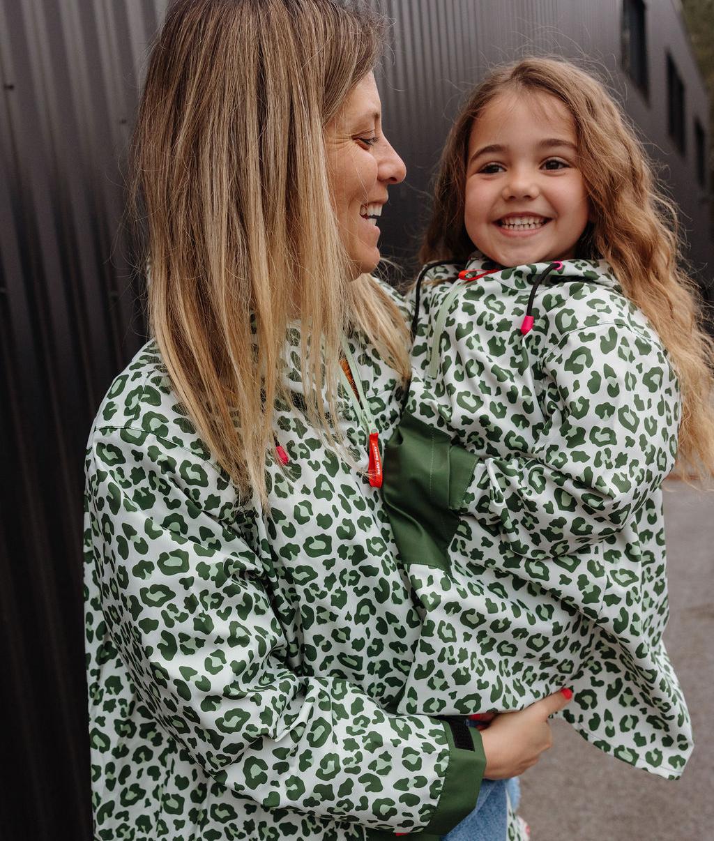 Poncho de chuva infantil verde com estampado leopard e detalhes vermelhos Hello Hossy