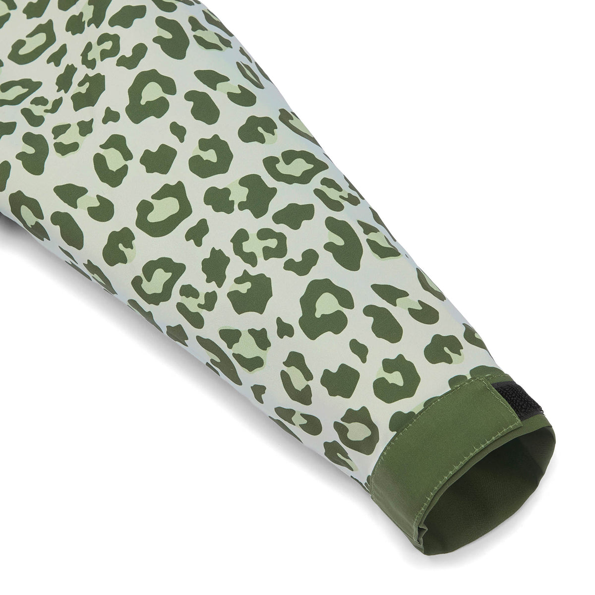 Poncho de chuva infantil verde com estampado leopard e mangas ajustáveis Hello Hossy