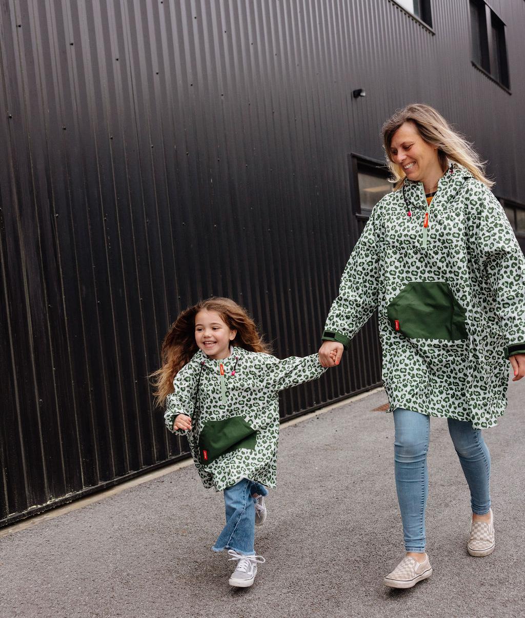 Duo mãe e criança, ponchos de chuva verdes com estampado leopard e bolso frontal Hello Hossy