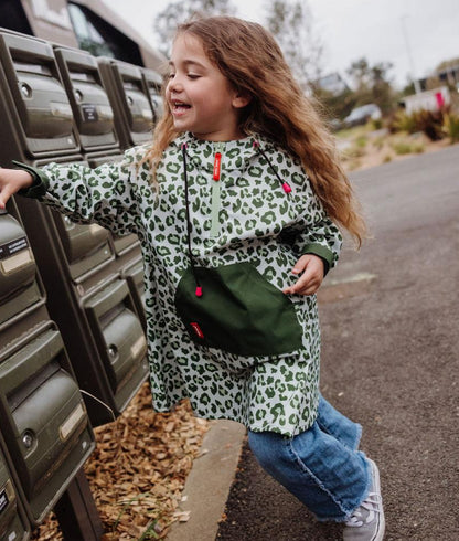 Poncho de chuva infantil verde com estampado leopard, bolso frontal Hello Hossy