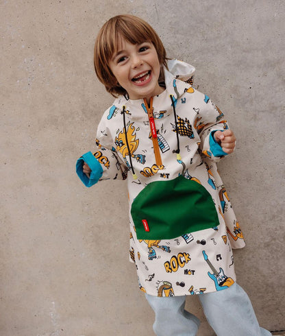 Poncho de chuva infantil creme com padrões de música e bolso verde Hello Hossy