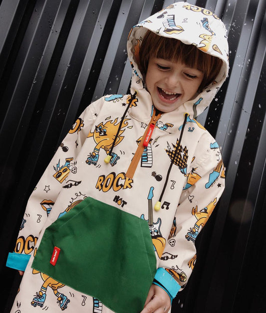 Poncho de chuva para criança creme, estampado de música, bolso verde, capuz, Hello Hossy