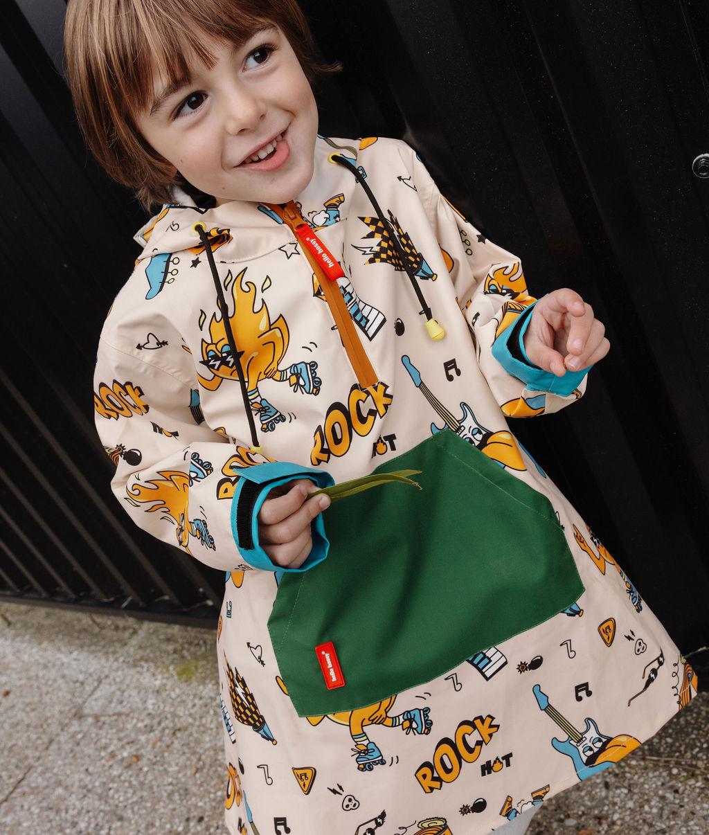 Poncho de chuva infantil creme com padrões de música e bolso verde Hello Hossy