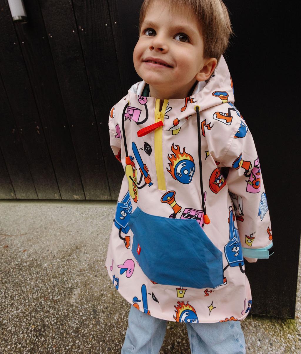 Poncho de chuva infantil creme estampado desporto vermelho e azul, bolso azul Hello Hossy