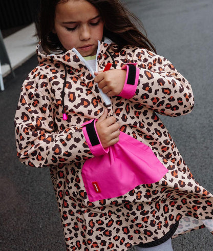 Poncho de chuva impermeável com capuz leopard usado por uma menina - foto lifestyle - Hello Hossy