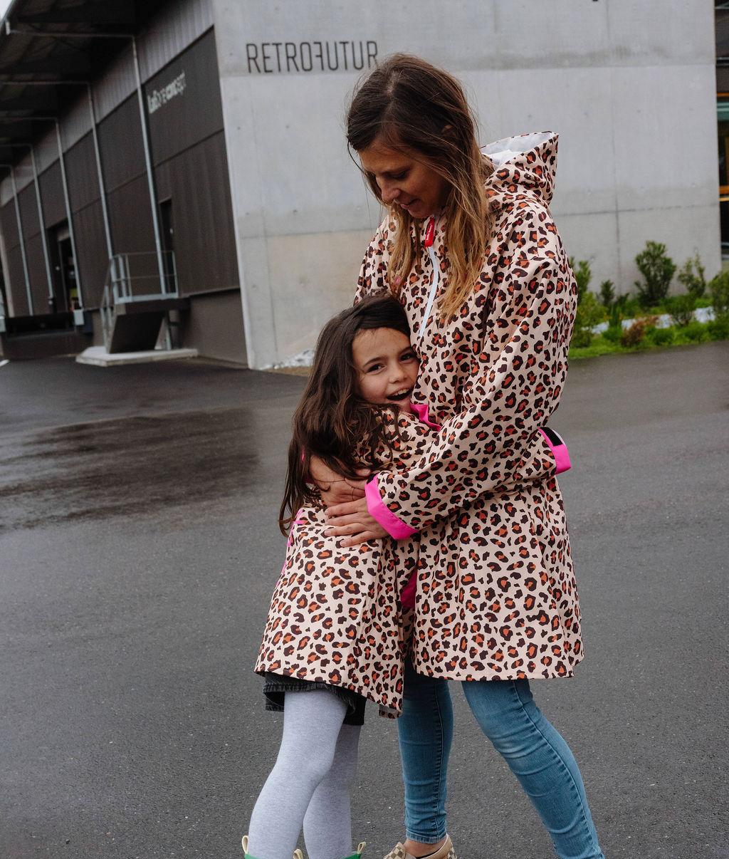 Duo mãe e criança com o poncho de chuva impermeável estampado leopard com capuz - foto lifestyle - Hello Hossy