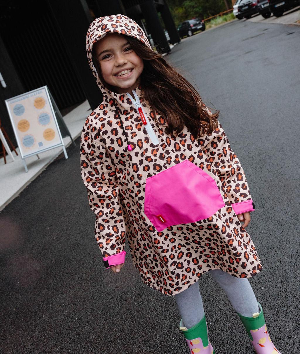Menina a usar o poncho de chuva com capuz leopard - vista frontal - foto lifestyle - Hello Hossy