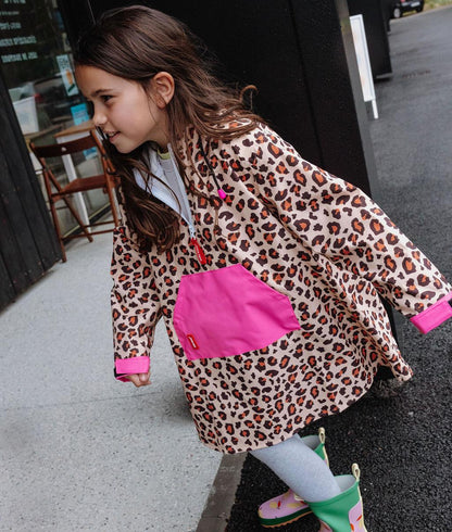 Poncho de chuva impermeável leopard usado por uma menina - vista de 3/4 - foto lifestyle – Hello Hossy