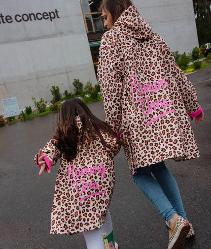 Duo mãe-filha a usar o poncho impermeável com estampado leopard - vista de costas - foto lifestyle - Hello Hossy
