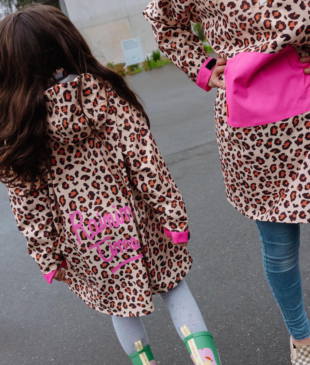 Mãe e filha a usar o poncho de chuva impermeável com capuz Leopard – vista de costas – Hello Hossy