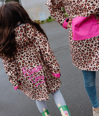 Mãe e filha a usar o poncho de chuva impermeável com capuz Leopard – vista de costas – Hello Hossy
