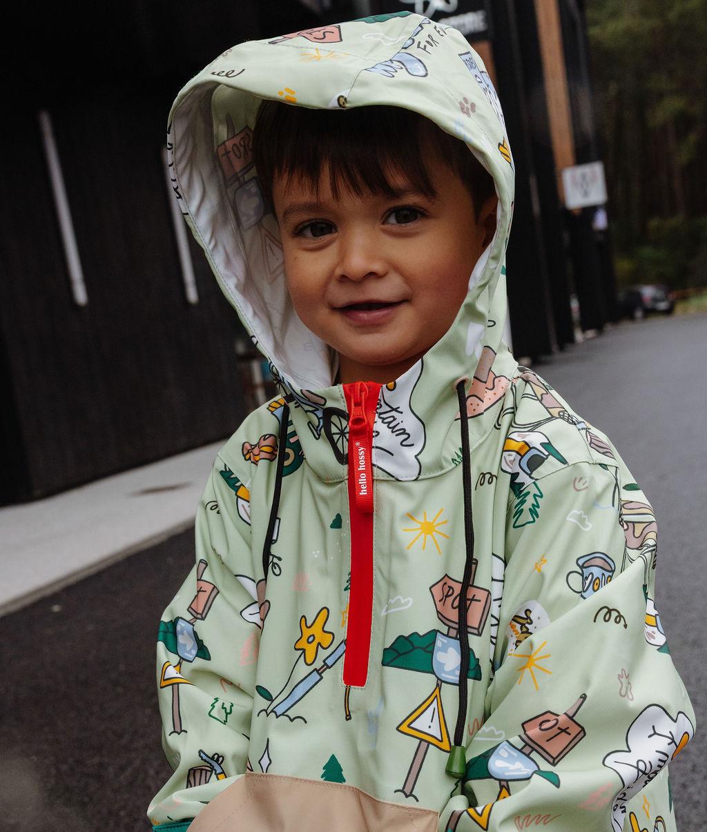 Poncho de chuva impermeável com capuz Mountain Ride usado por um rapaz - foto lifestyle - Hello Hossy