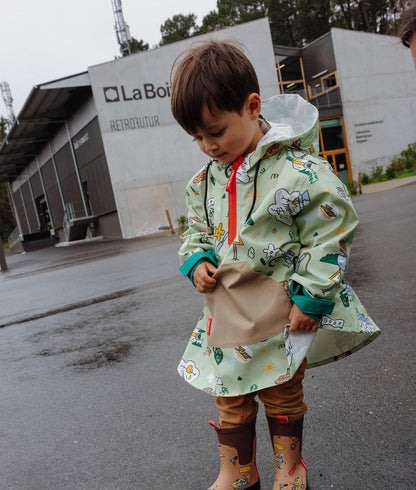 Poncho de chuva impermeável com capuz Mountain Ride usado por um rapaz - foto lifestyle - Hello Hossy