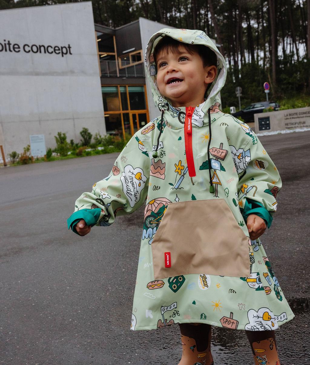 Criança a usar o poncho de chuva impermeável com capuz Mountain Ride – vista de frente – Hello Hossy