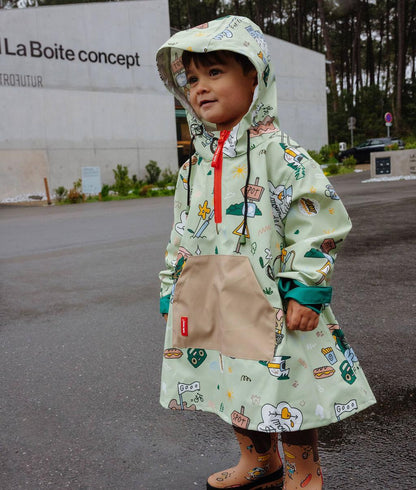 Menino a usar o poncho de chuva impermeável estampado Mountain Ride - foto lifestyle - Hello Hossy
