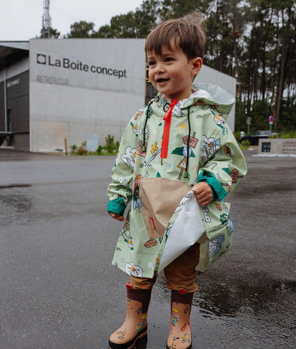 Menino com o poncho de chuva Mountain Ride – vista de 3/4 – foto lifestyle – Hello Hossy