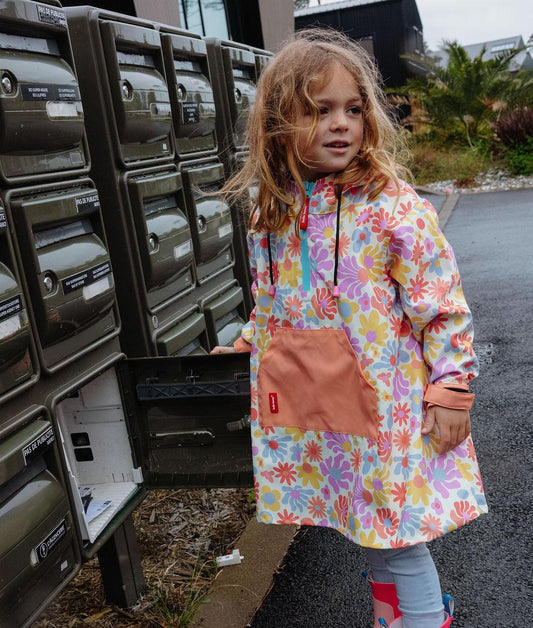 Poncho de chuva impermeável Retro Flowers usado por uma menina - vista de 3/4 - foto lifestyle – Hello Hossy