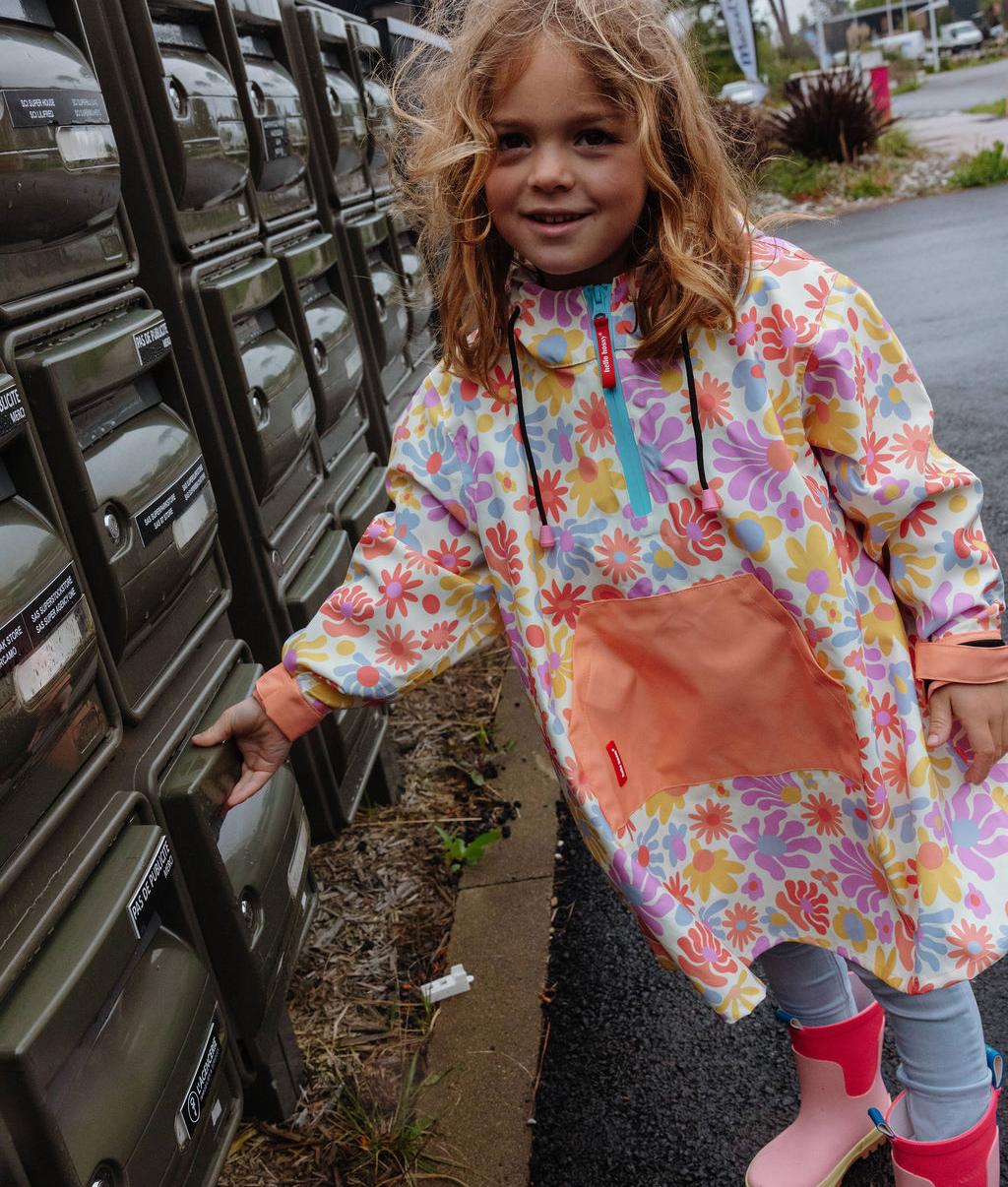 Menina a usar o poncho de chuva Retro Flowers - vista de 3/4 - foto lifestyle - Hello Hossy