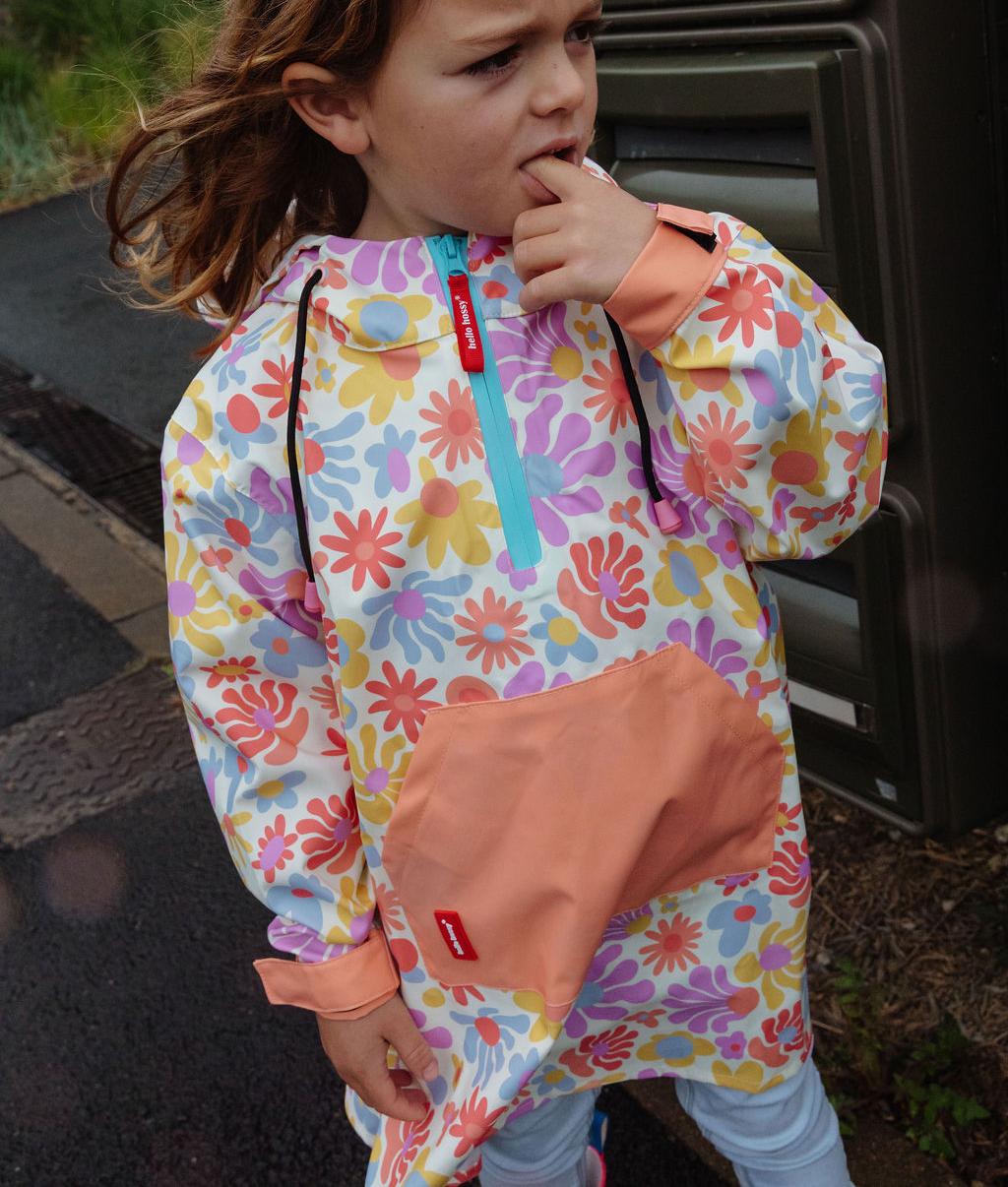 Criança a usar o poncho de chuva impermeável com capuz Retro Flowers – vista de frente – Hello Hossy