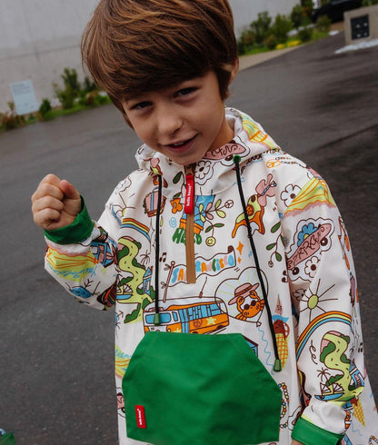 Menino com poncho de chuva com capuz San Francisco - vista de 3/4 - foto lifestyle - Hello Hossy