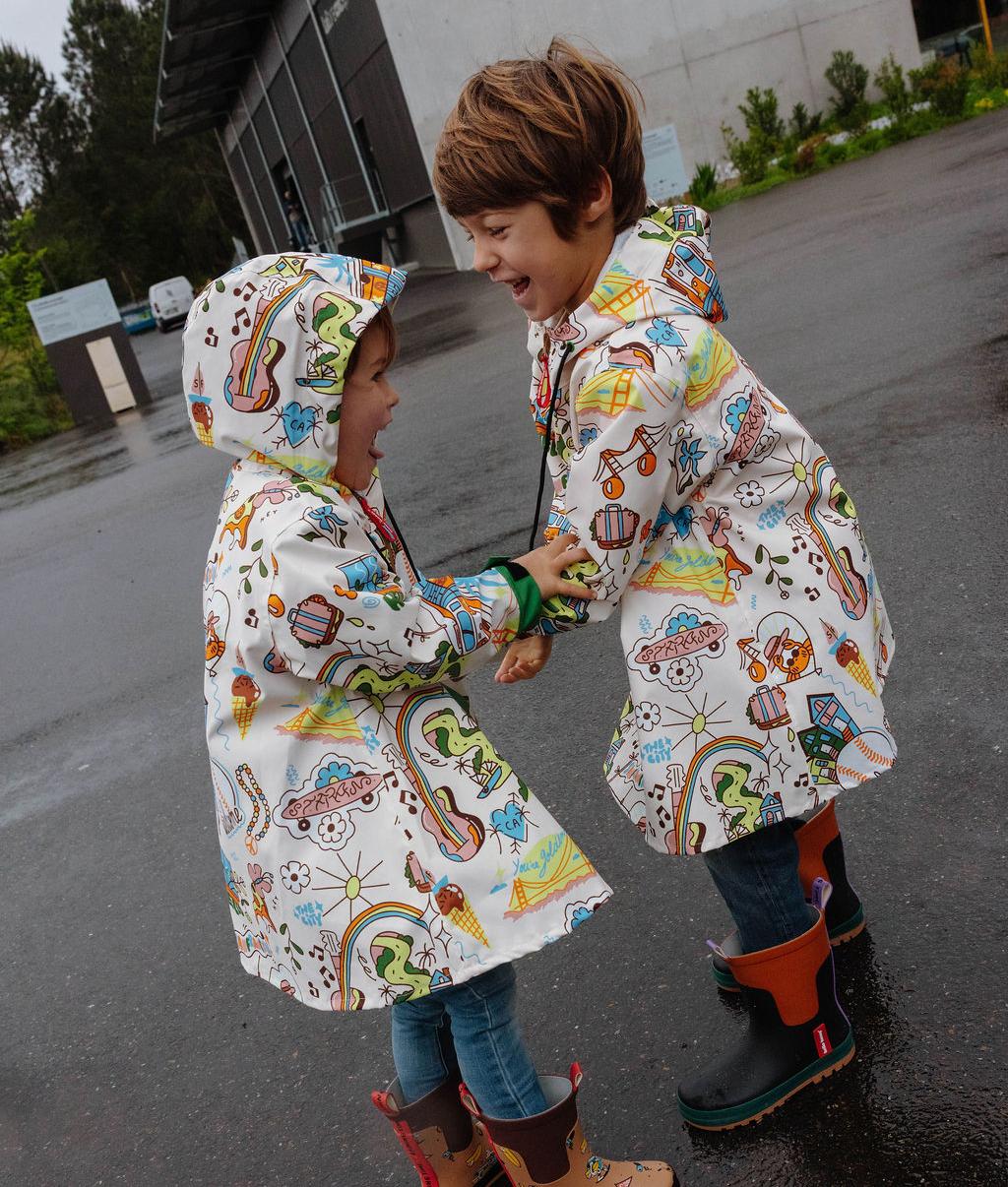 Poncho de chuva impermeável com capuz San Francisco usado por dois rapazes - foto lifestyle - Hello Hossy